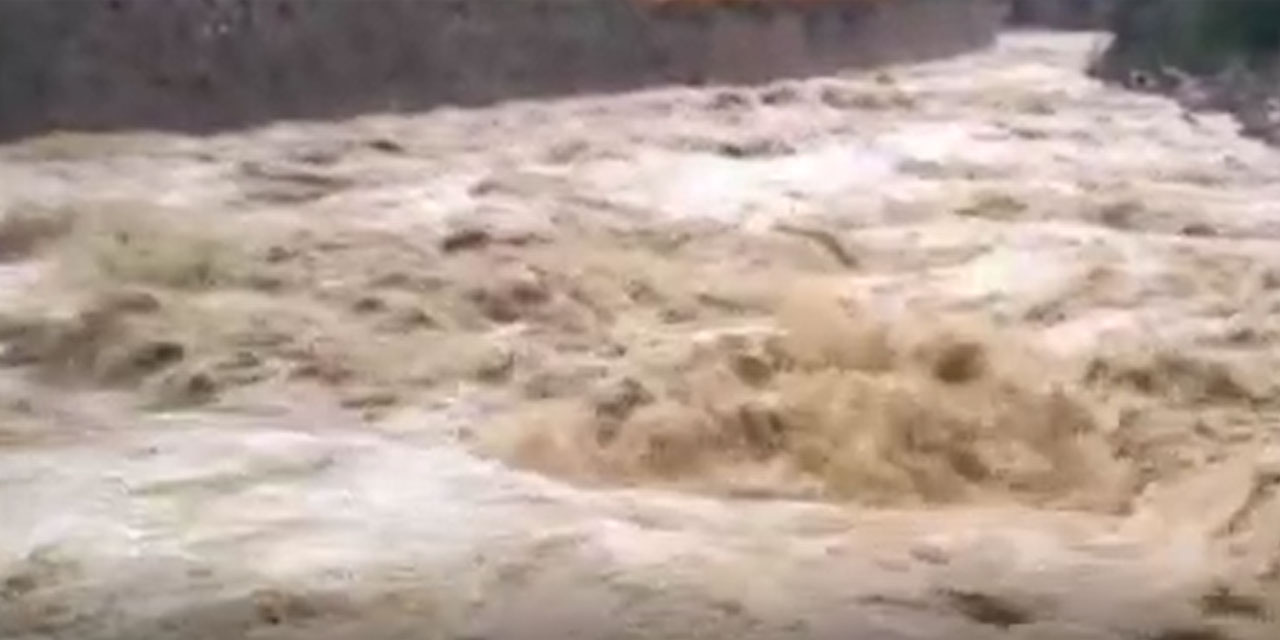 Rize-Erzurum karayolu İkizdere santral mevkiinde dere taşkını nedeniyle ulaşıma kapandı