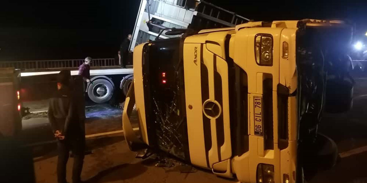 Karadeniz Sahil Yolu’nda TIR devrildi: 2 yaralı