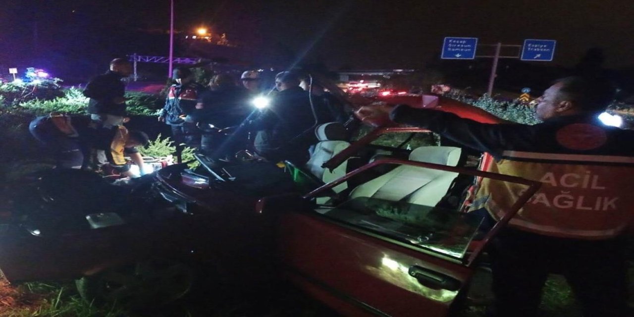 Giresun'da otomobilin tırın dorsesine çarptığı kazada 1 kişi öldü, 3 kişi yaralandı