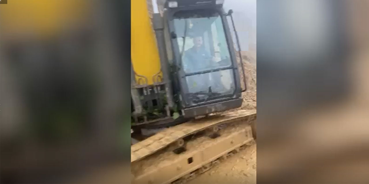 Rize'de iş makinesi heyelanın altında kalmaktan son anda kurtuldu
