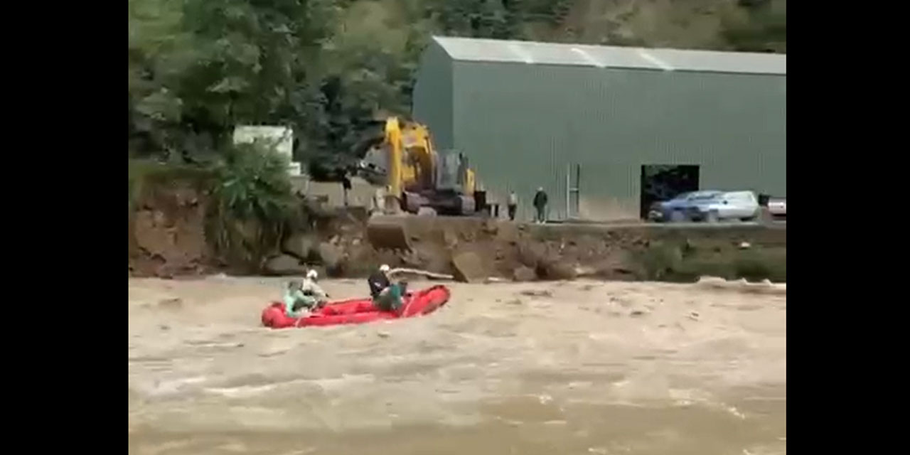Rize'de Fırtına Deresi'nde İş Makineleri Sel Çalışması Yaparken Rafting Yapanlara Ceza Yağdı!