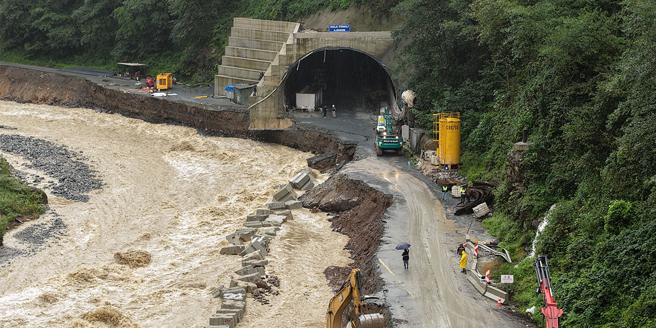 Heyelanla yıkılan Ayder yolu X bloklarla onarılıyor