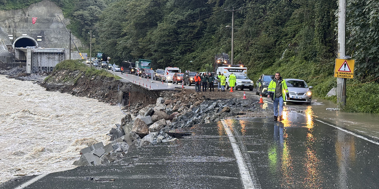 Çamlıhemşin-Ardeşen kara yolunda ulaşım kontrollü sağlanıyor