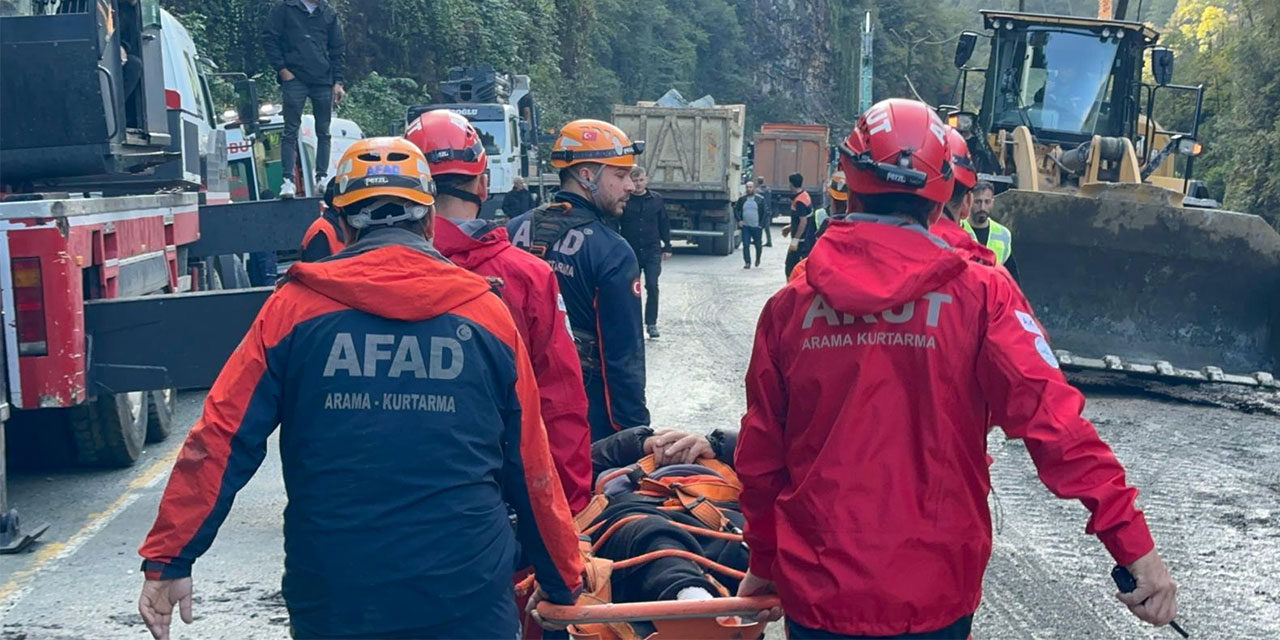Rize’de Hastalar, Çöken Yoldan İple Tahliye Edildi