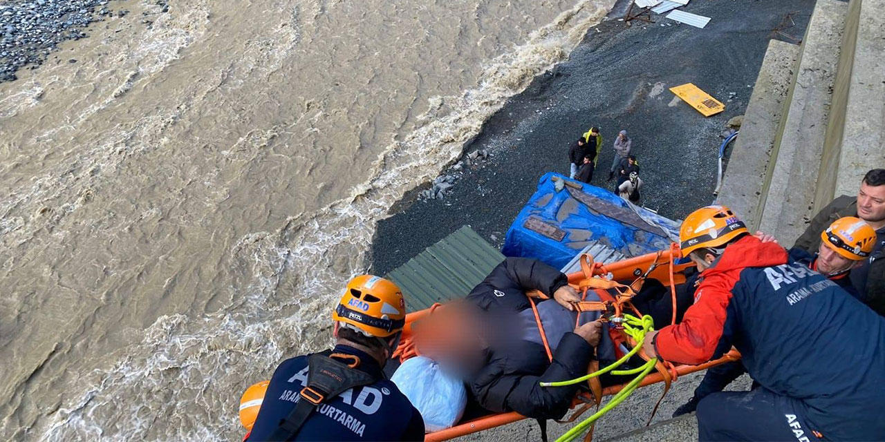 Rize'de selden etkilenen 17 kişi askeri helikopterlerle tahliye edildi