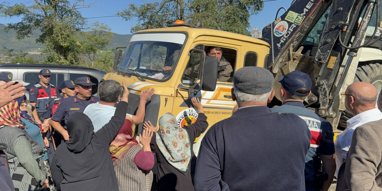 Vatandaşlar hayvan barınağına karşı iş makinesinin önünü kesti