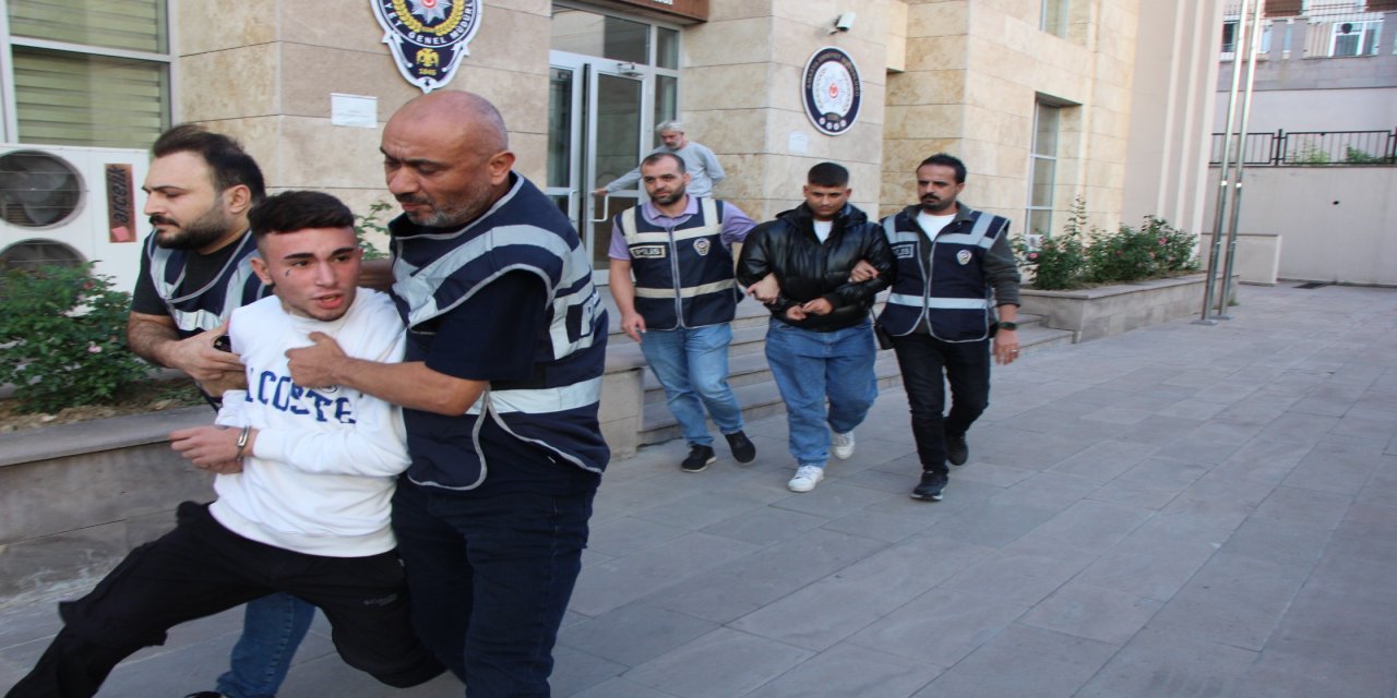Takip edip bıçak çektikleri 2 kişinin 150 TL'sini gasbettiler; 2 tutuklama