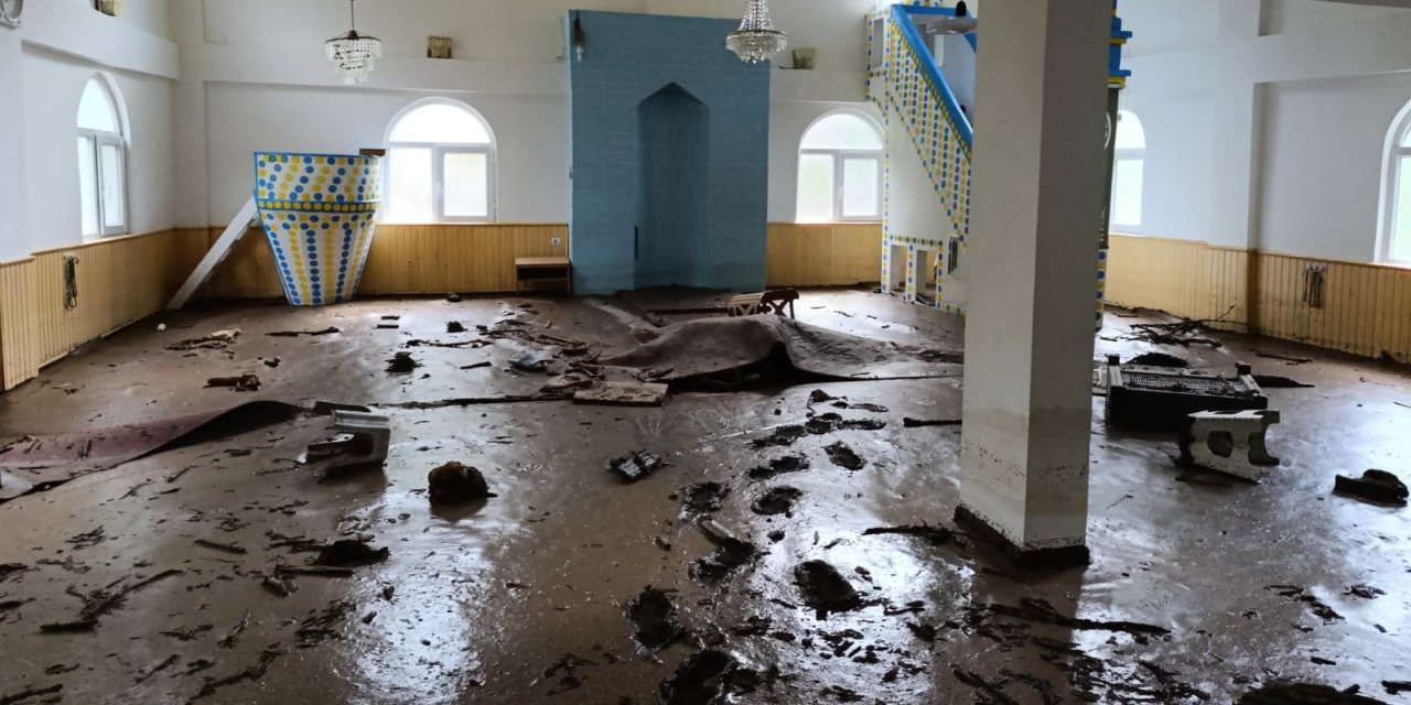 Artvin’in Borçka ilçesindeki sel sonrası Karşıköy Camii çamur içinde kaldı