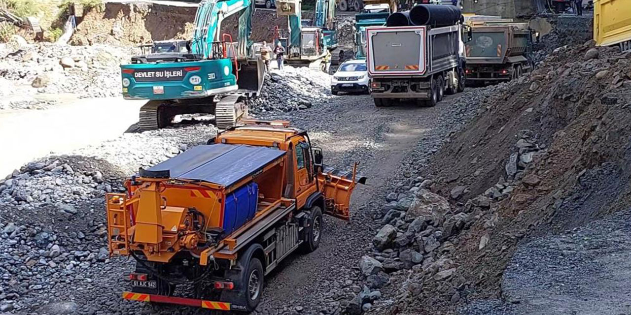 Sel ve heyelanlar nedeniyle 3 gündür kapalı olan Çamlıhemşin-Ayder karayolu ulaşıma açıldı