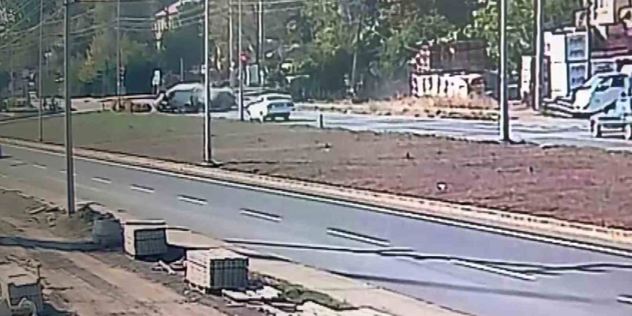 Alkollü Sürücünün Kırmızı Işıkta Dehşet Saçtığı Kaza Kamerada