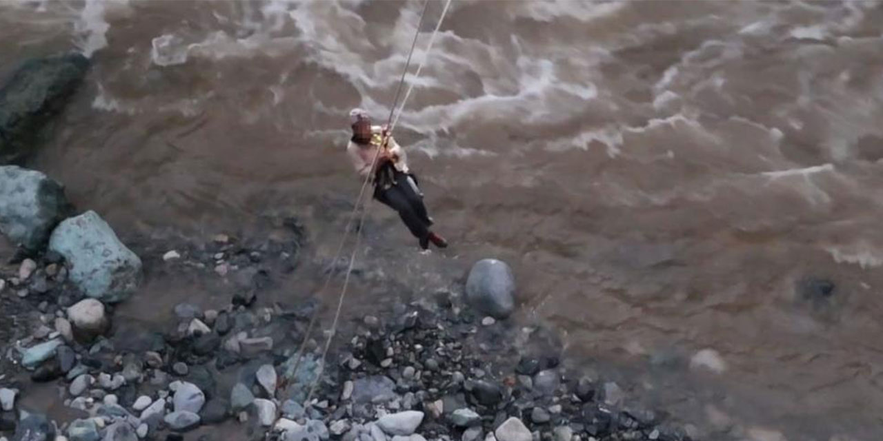 Rize’de kullandığı teleferik selde zarar görünce evinde mahsur kalan kadın kurtarıldı