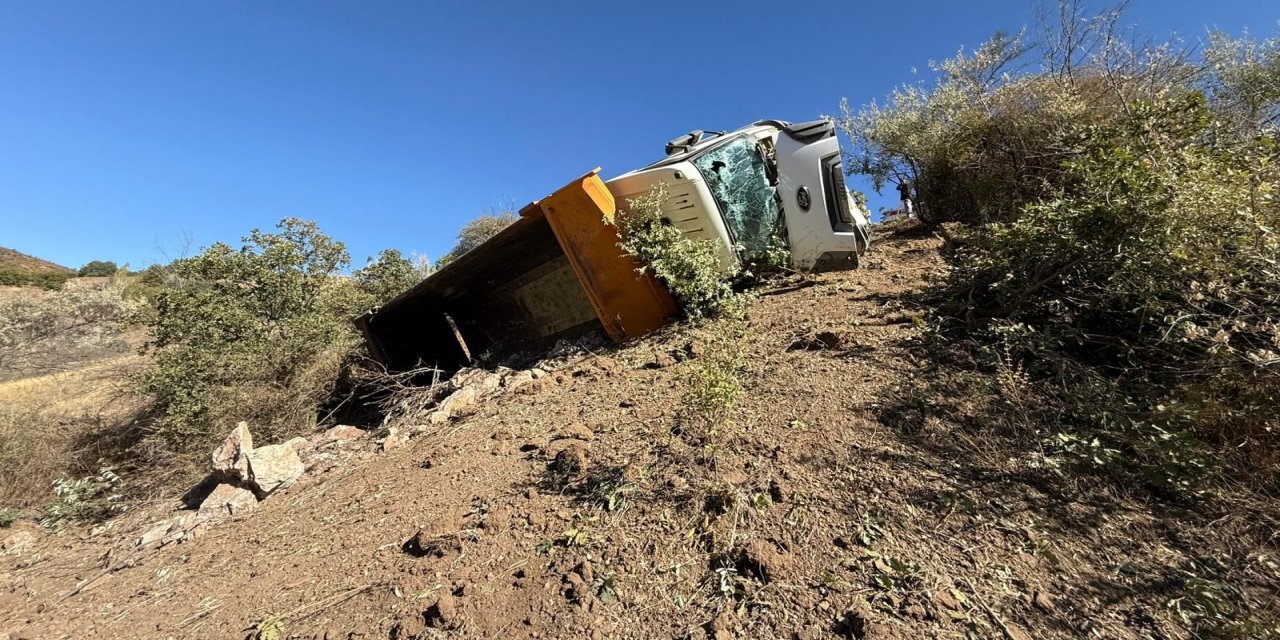 Çorum'da freni boşalan hafriyat kamyonı şarampole devrildi: 1 yaralı