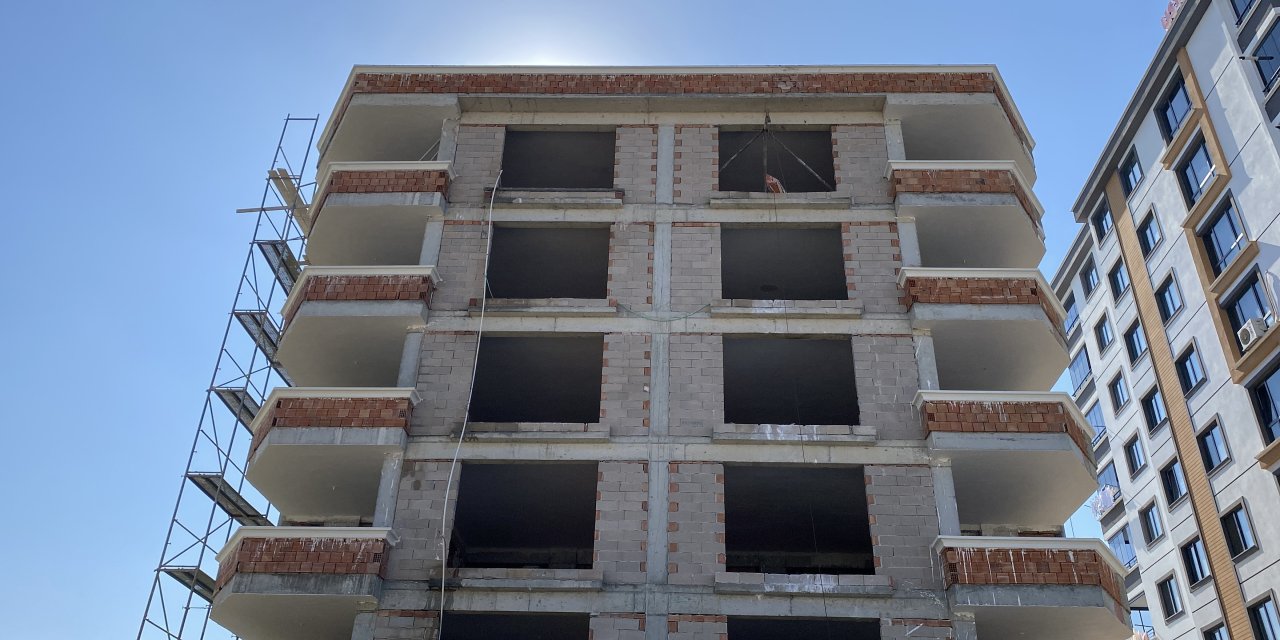 Sıva yaparken altındaki kalas kırıldı, asansör boşluğuna düşüp öldü