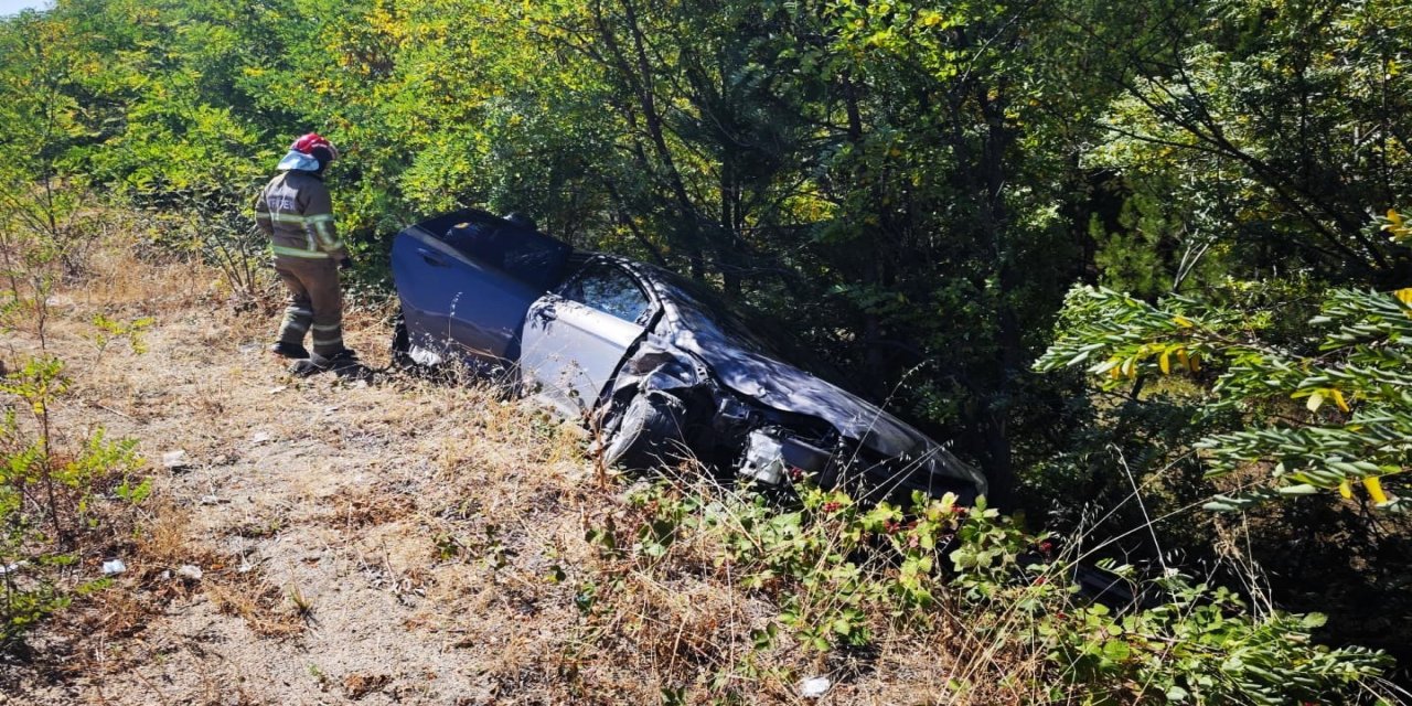 Şarampole uçan otomobildeki 3 kişi yaralandı