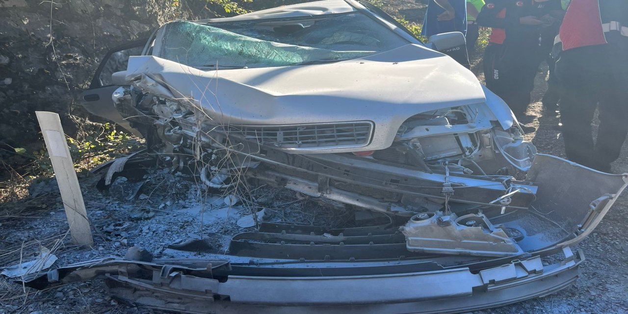 Kontrolden çıkan otomobil duvara çarptı: 2 yaralı