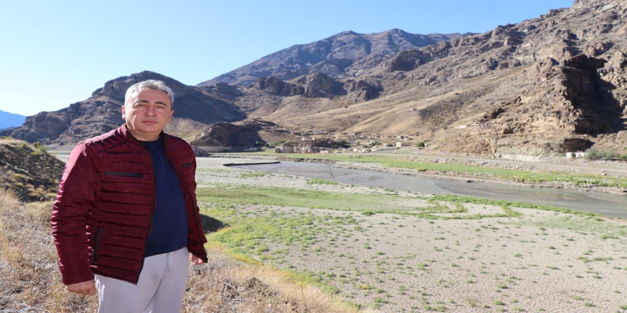 Baraj gölünde suyun çekildiği alan yeşile büründü