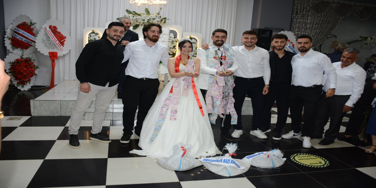 Damadın arkadaşlarından geline ağırlığınca para