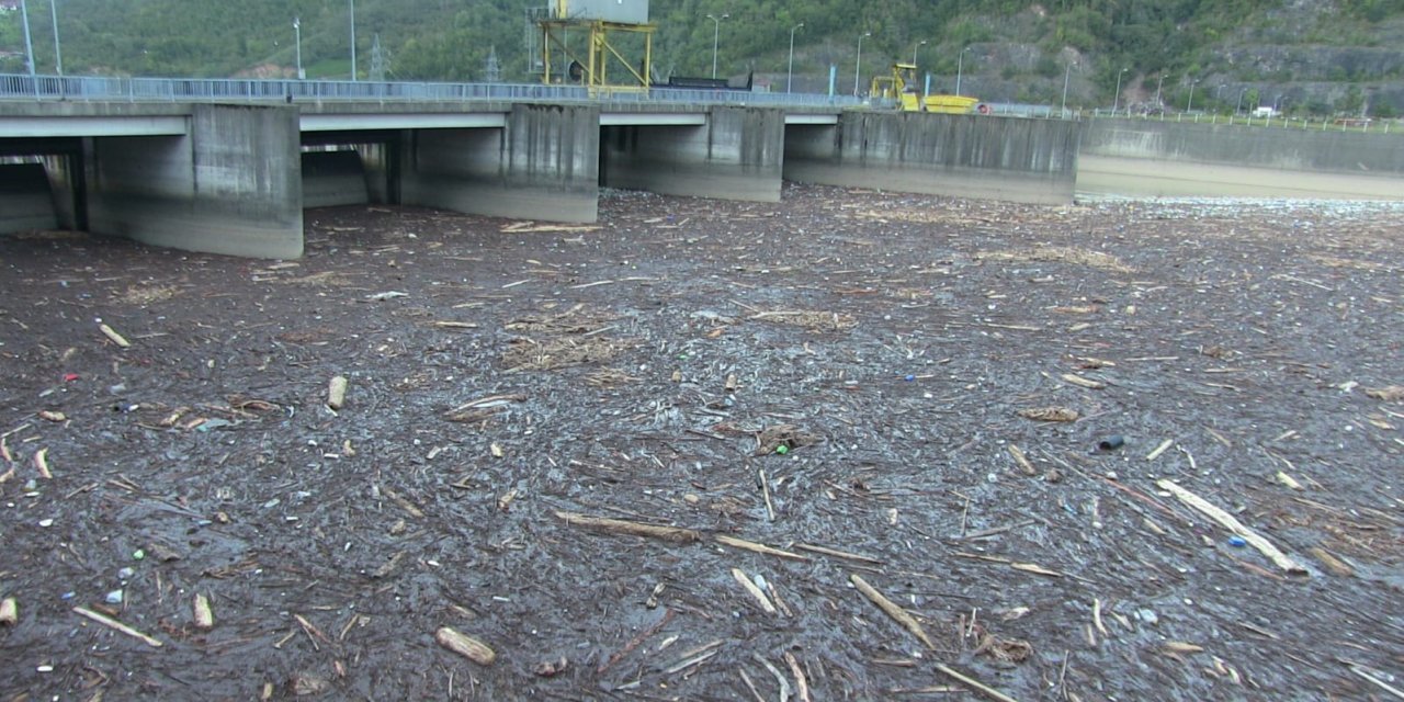Sel gitti çöpü kaldı; rengi değişen baraj gölü odunlarla doldu
