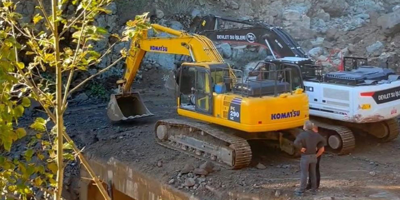 Rize'de sel ve heyelanlar sonrası riskli kayalara ilginç temizlik