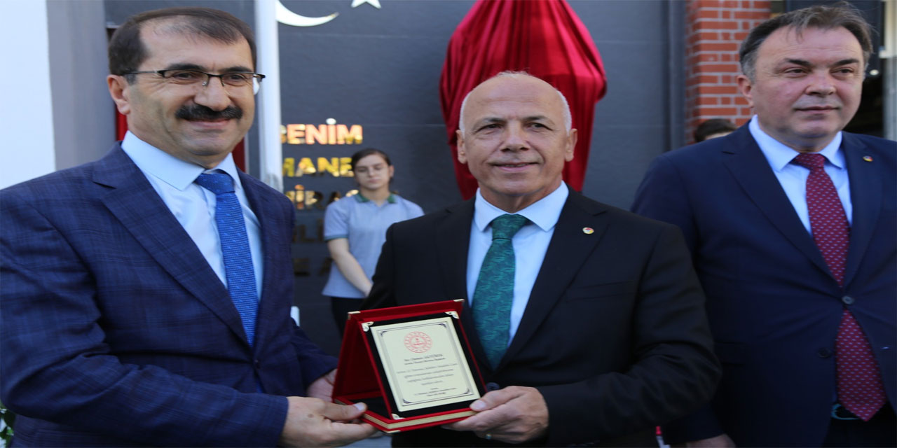 Artvin'de Genç Yetenekten Anlamlı Eser: Atatürk Anıtı Törenle Açıldı