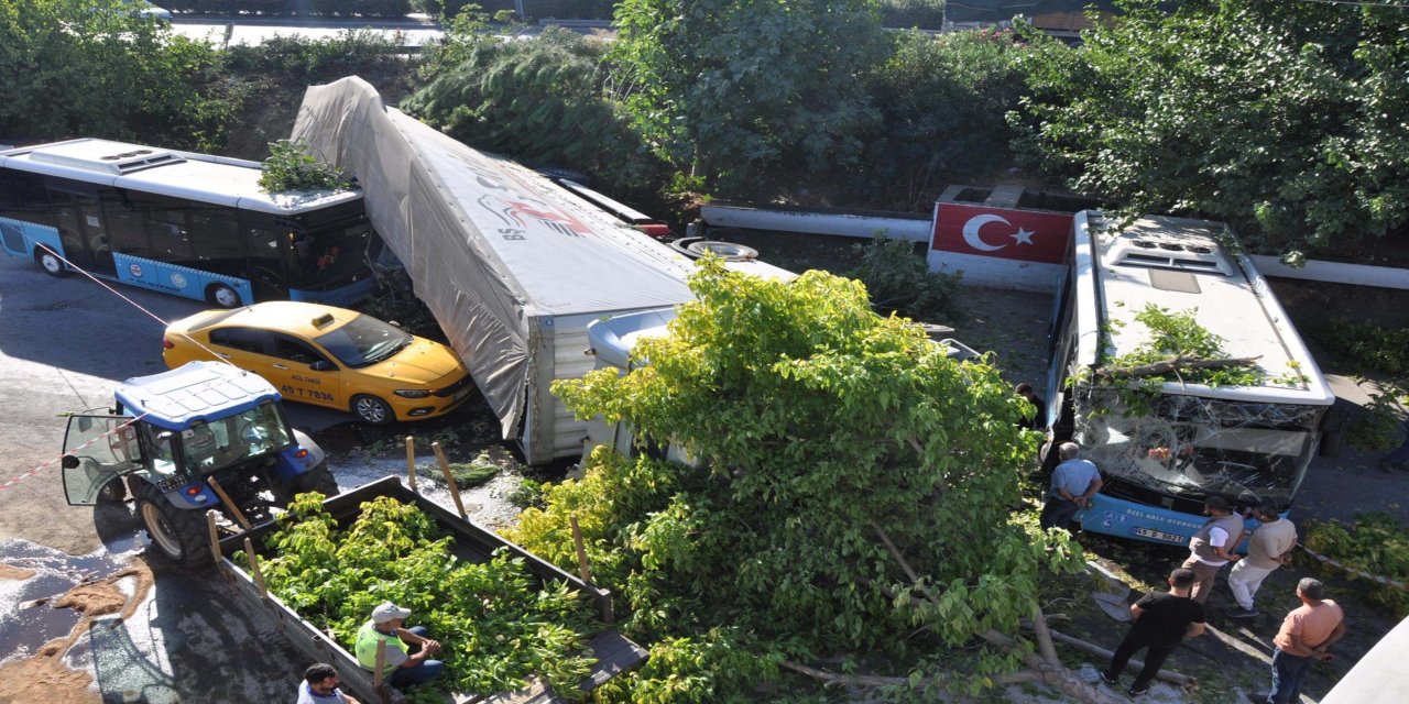 İki araç ile polis memuruna çarpan TIR, körpüden uçtu; 1 ölü, 2 yaralı