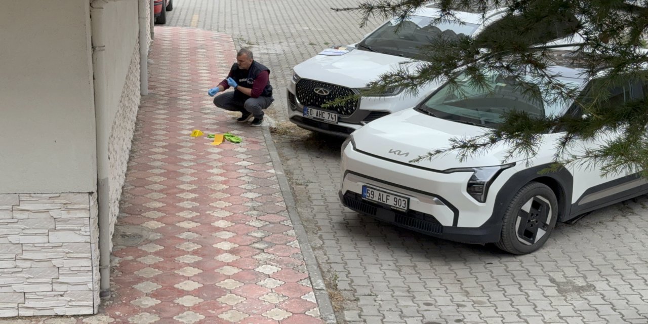Tokat’ta cam silen kadın cipin üzerine düşerek hastanelik oldu