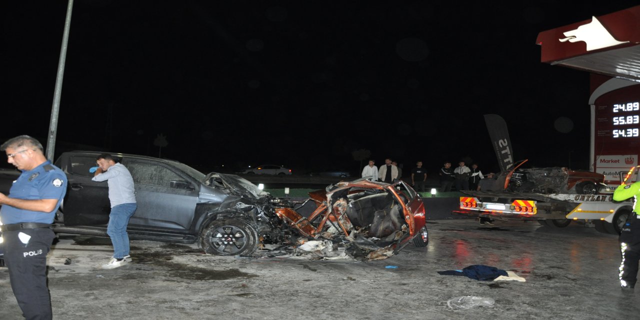 Manisa’da kamyonet ile çarpışan otomobil ikiye ayrıldı: 5 ölü, 6 yaralı