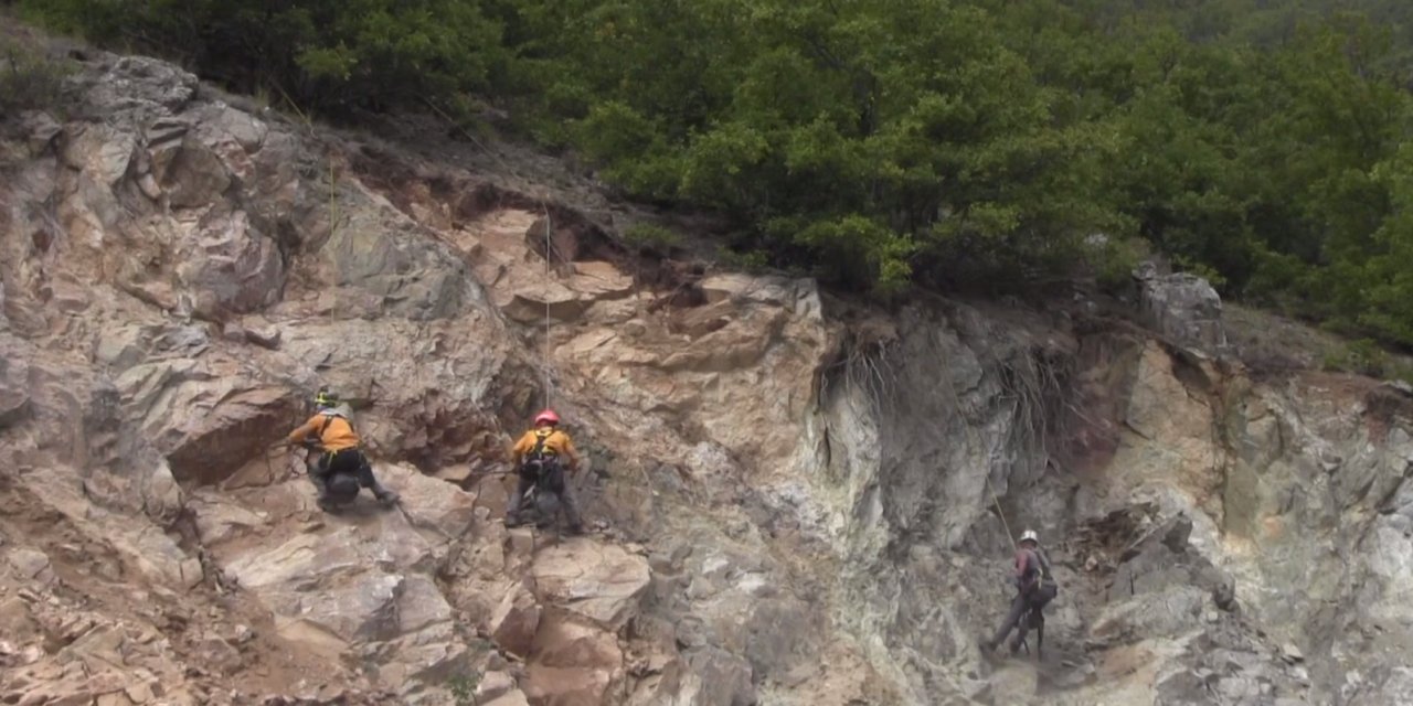 Sel afeti sonrası endüstriyel dağcılar ‘riskli kaya’ avında