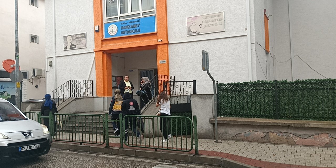 Kantinden şeker alıp yiyen 9 öğrenci, zehirlenme şüphesiyle hastaneye kaldırıldı