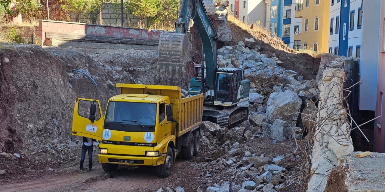 İspir’de heyelan krizi