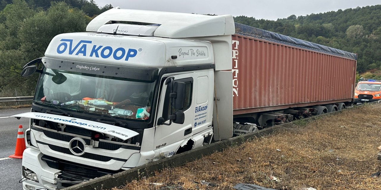 TEM'de tır bariyerlere çarptı: 1 yaralı