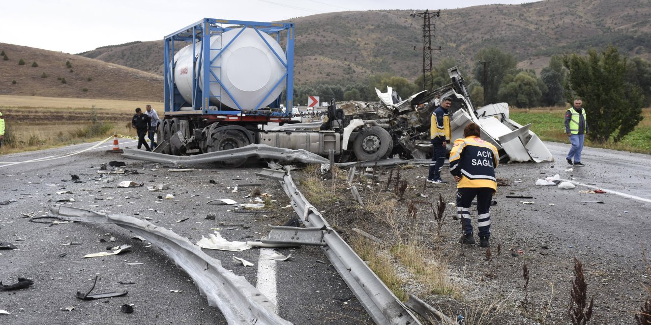 Sivas'ta yolcu otobüsü ile TIR çarpıştı: 18 yaralı