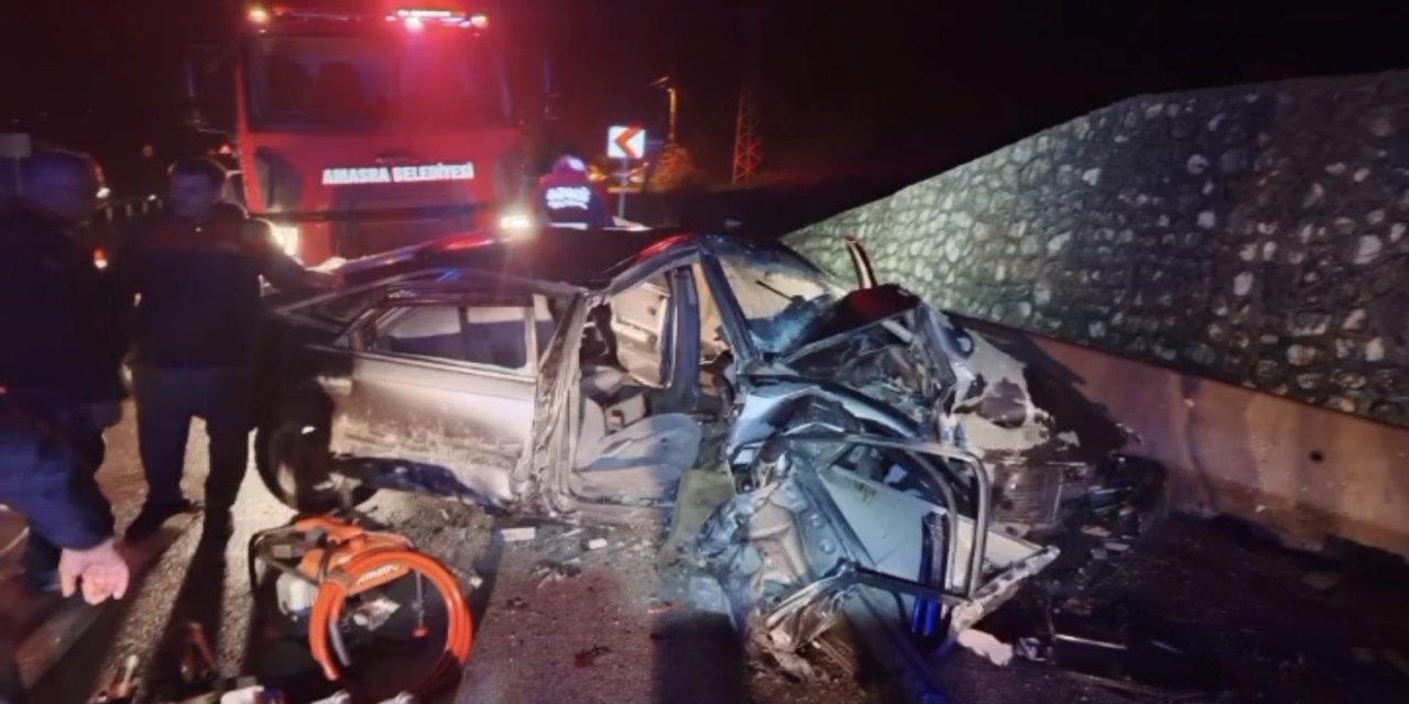 Otomobil, bariyerlere çarptı; baba ile 3 çocuğu yaralandı