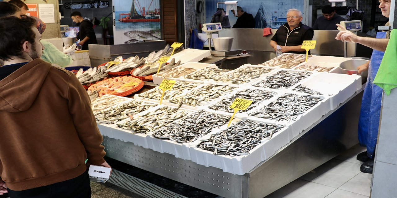 Trabzon'da hamsi ve istavritin kilogramı 100 liradan satılıyor