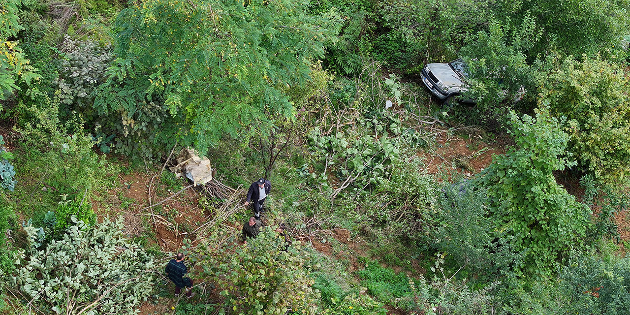 Trabzon'da fındık bahçesine yuvarlanan otomobilin sürücüsü yaralandı