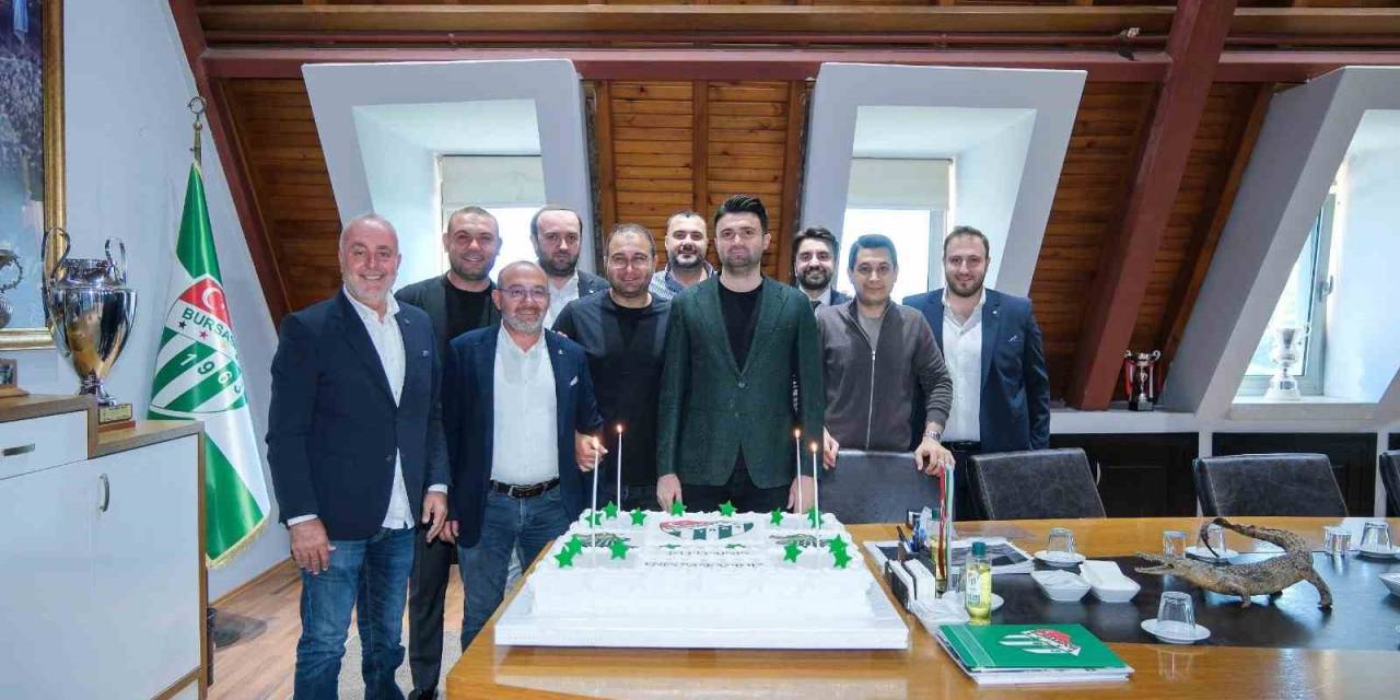 Özlüce’de Antrenman Sonrası Başkan Enes Çelik’e Doğum Günü Sürprizi