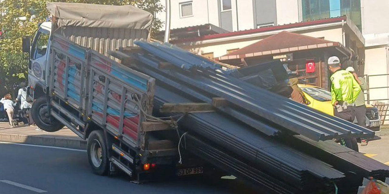 Rize’de seyir halindeki kamyon şaha kalktı