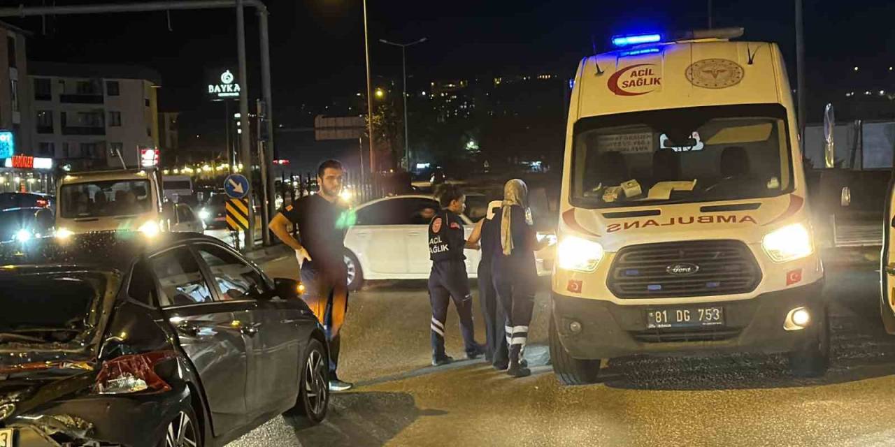 Kırmızı Işıkta Duran Otomobile Kamyon Çarptı: 2 Yaralı