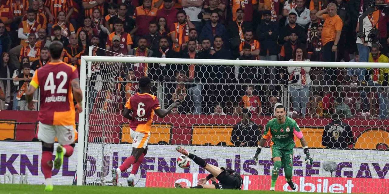 Davinson Sanchez Kırmızı Kart Gördü