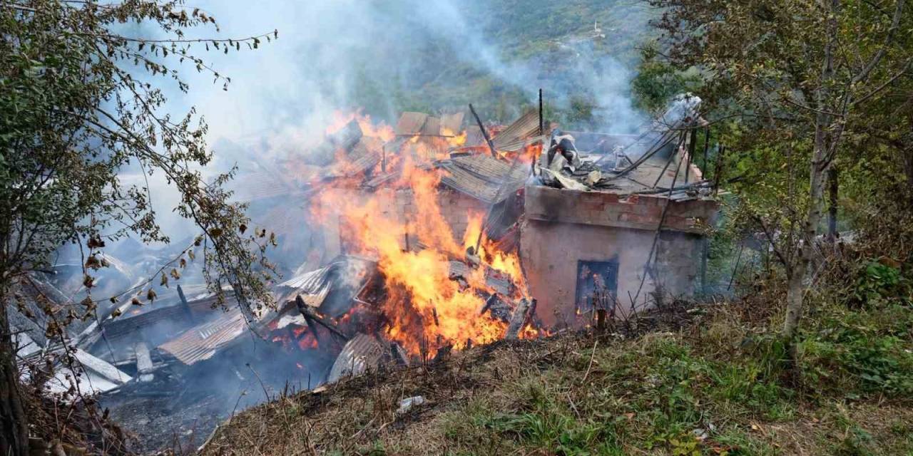 Alevlere Teslim Olan Ahşap Ev Küle Döndü