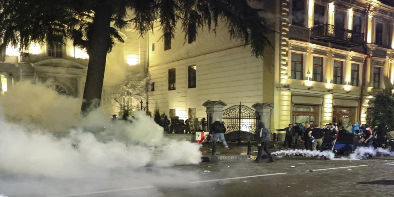 Gürcistan’da yerel seçim protestolarında sokaklar savaş alanına döndü