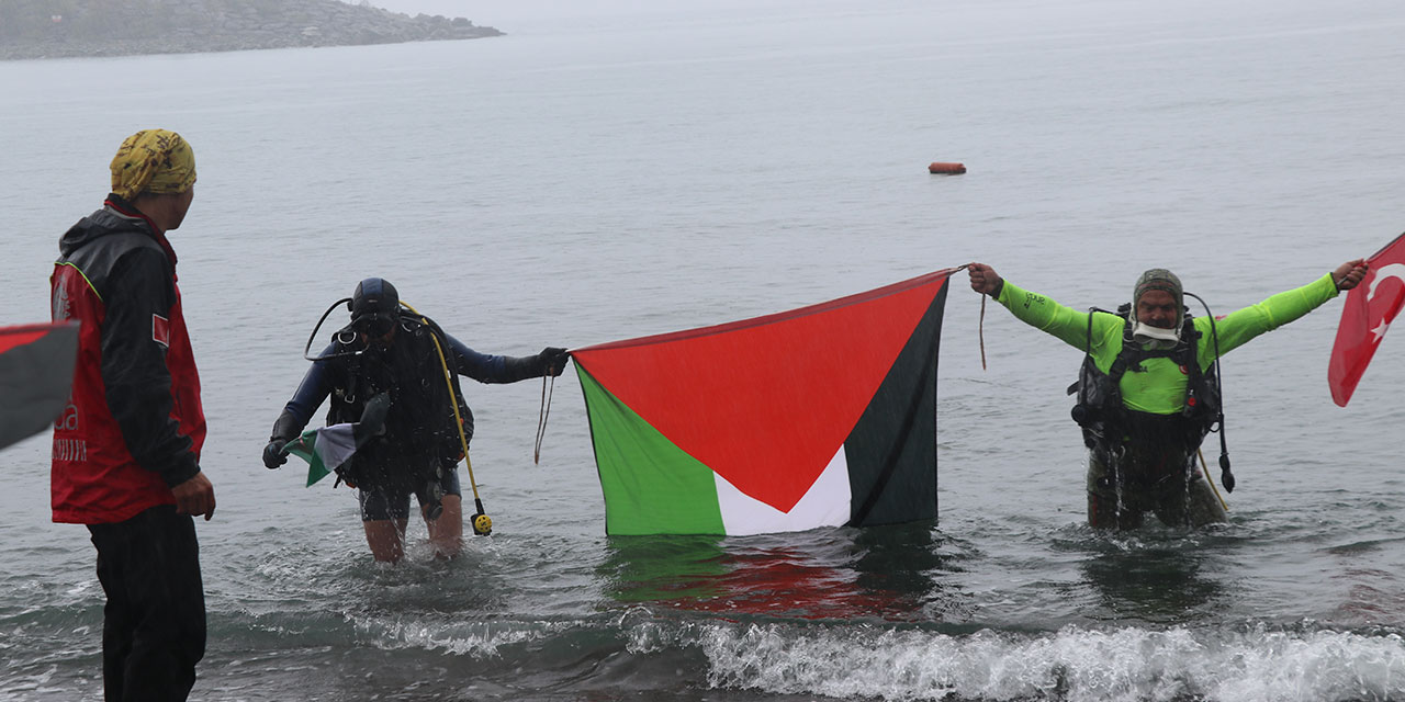 Rize'de arama kurtarma derneği üyeleri su altında Türk ve Filistin bayrakları açtı