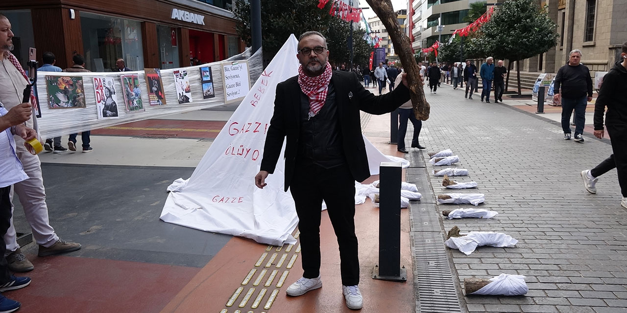 Öğretim Üyesi Sağlam, Gazze’de ölen bebeklere dikkat çekmek için Trabzon'da kefenli eylem yaptı