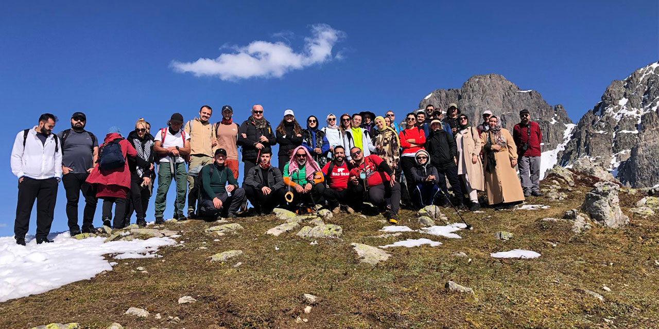 Rizeli doğaseverlerden Kaçkar Dağları eteklerinde zorlu yürüyüş