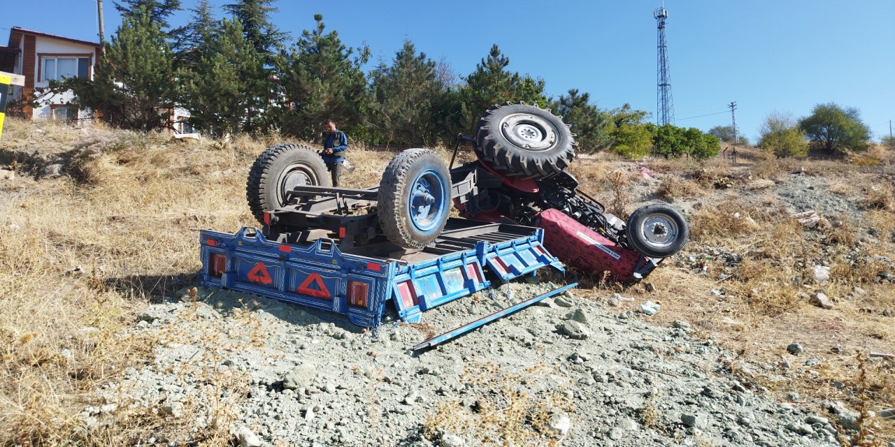 Tokat’ta traktör tarlaya devrildi: 2 ağır yaralı
