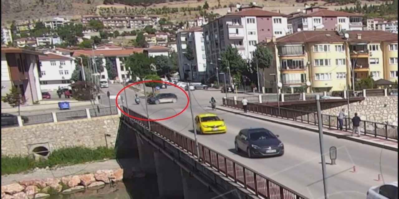 Otomobil ile çarpışan motosikletteki anne ve 2 çocuğu yaralandı