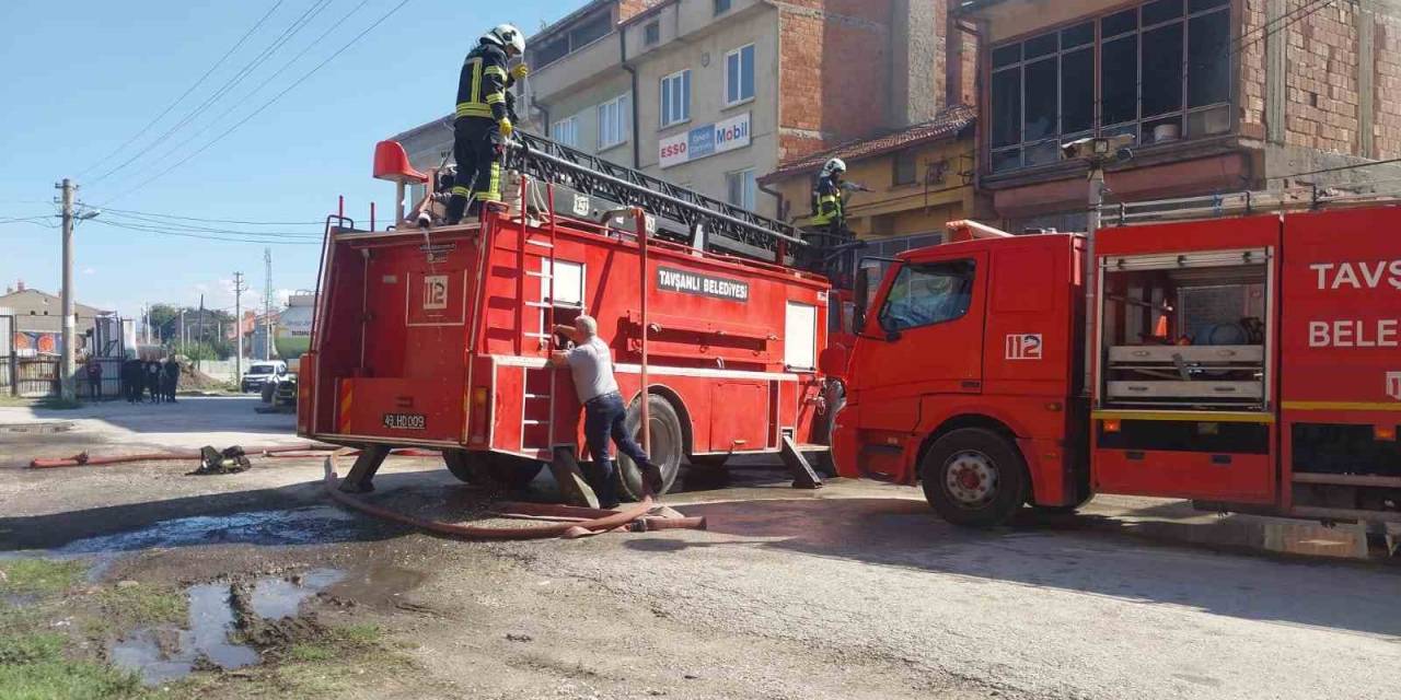 Kütahya’da İş Yerindeki Yangında 1 İtfaiye Eri Yaralandı