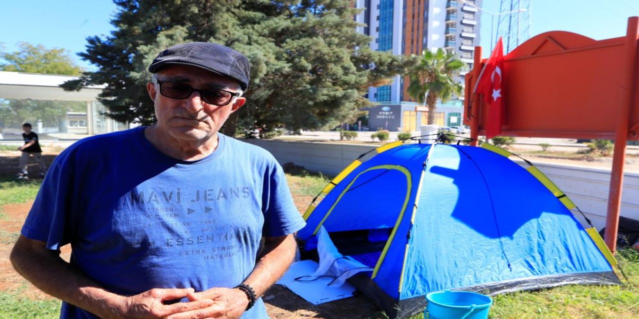 Kendisini bıçaklayıp uzaklaştırma alan eşini bankta yatarken görüp eve aldı, kendi evsiz kaldı