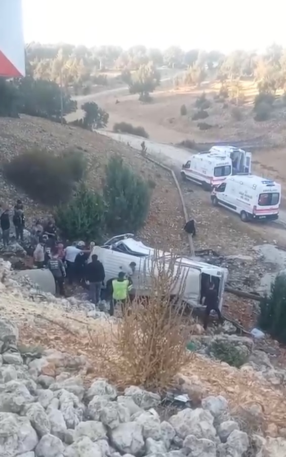 Tarım işçilerini taşıyan minibüs şarampole yuvarlandı: 5 ölü, 14 yaralı