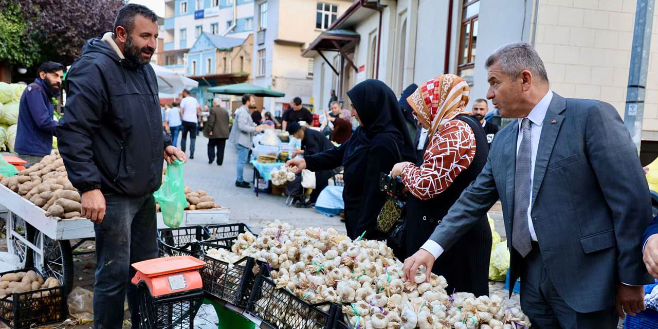 Artvin Valisi Ergün halk pazarı esnafını ziyaret etti